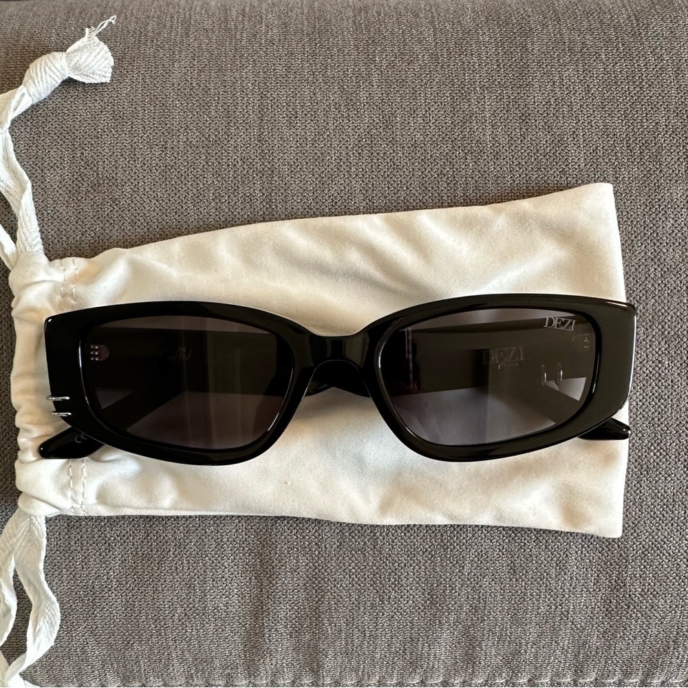 Dezi “Cuffed” sunglasses. Black / midnight smoke. EUC